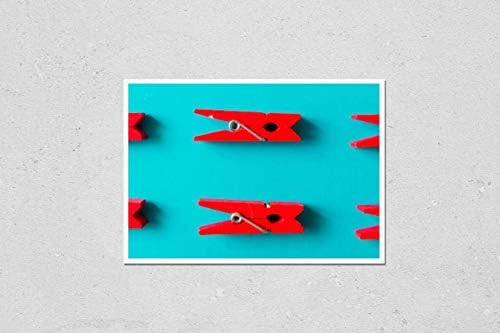 Mavi Zemin Üzerine Kırmızı clothespins KwikMedia Poster Reprodüksiyonu